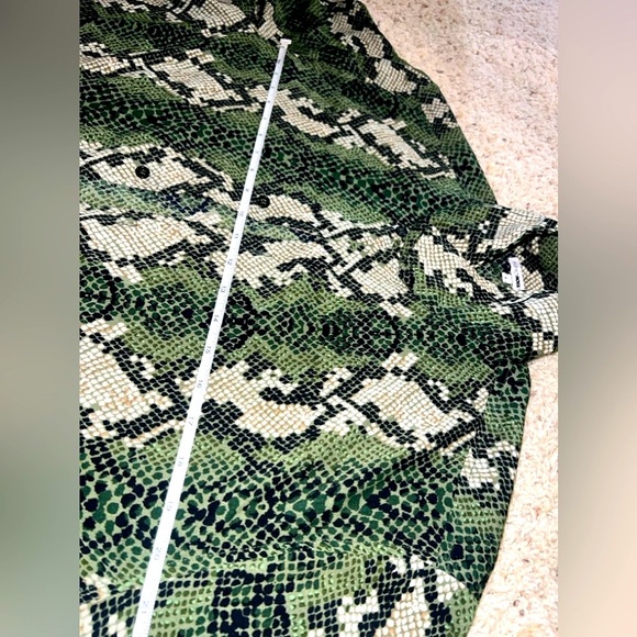 Woven Jim Snake Print Short Sleeve shirt and shorts set! - Picture 3 of 12